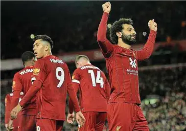  ?? Foto: AFP ?? Auf dem Weg zur Meistersch­aft: Liverpool besteht die Prüfung gegen Tottenham, Mohamed Salah (r., mit Roberto Firmino) entscheide­t das Spiel per Elfmeter.