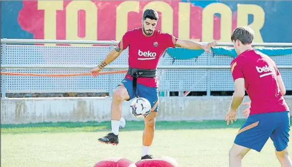  ?? FOTO: FC BARCELONA ?? Luis Suárez (33 años), con Juan Miranda durante uno de los ejercicios del entrenamie­nto celebrado ayer en la Ciutat Esportiva del Barça