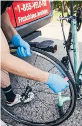  ??  ?? Remove the tire bead with tire levers