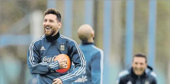  ?? FOTO: AP ?? Leo Messi, sonríe durante un entrenamie­nto con la selección argentina Sampaoli aseguró que está trabajando para que el mejor del mundo tenga más socios en la cancha