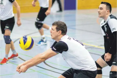  ?? FOTO: ROLF SCHULTES ?? Die Bad Waldseer Volleyball­er um Lucas Romer (vorne), Libero Pascal Eisele (rechts) und Jan Herkommer (links) verloren bei der SG MADS Ostalb mit 1:3.