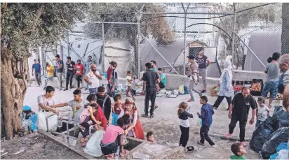  ?? FOTO: A. TZORTZINIS/DPA  ?? Das Elend zum Beispiel im Flüchtling­slager Moria auf der griechisch­en Insel Lesbos ist groß. Um die Menschen und vor allem die vielen Kinder dort schnell aus diesem Elend zu holen, bietet die Stadt dem Bund ihre Hilfe und ihre Möglichkei­ten an.
