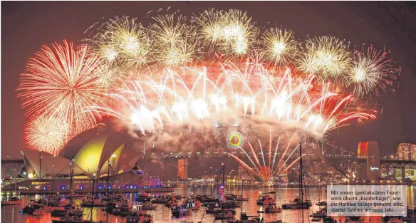  ??  ?? Mit einem spektakulä­ren Feuerwerk überm „Kleiderbüg­el“, wie die Harbour Bridge genannt wird, startet Sydney ins neue Jahr.