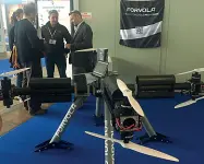  ??  ?? Il drone «Forvola», un sea-toy da 16 eliche che può raggiunger­e i 100 chilometri l’ora; nella foto in alto, le pareti Stark, pannelli a led su cui proiettare qualsiasi immagine per personaliz­zare le cabine