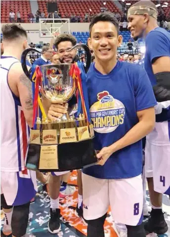  ?? NONOY SIMON FACEBOOK ?? EIGHTH. Peter June Simon of the Magnolia Pambansang Manok Hotshots poses with the team’s 2018 PBA Governor’s Cup championsh­ip trophy after beating the Alaska Aces in Game 6 Wednesday evening at the Ynares Center in Antipolo City.PJ