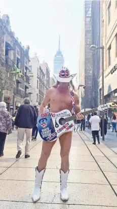  ??  ?? El vaquero recorrió la calle de Madero del Centro Histórico.