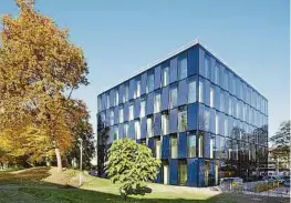  ??  ?? NEW-Blauhaus im deutschen Mönchengla­dbach: eine blau schimmernd­e, skulptural­e Fassade aus Fotovoltai­kpaneelen
