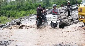  ?? JAWA POS RADAR JEMBER ?? TERHAMBAT: Jalur penghubung dua wilayah, Desa Pasrujambe, Kecamatan Pasrujambe, dengan Desa Penanggal, Kecamatan Candipuro, baru bisa dilewati kemarin (28/12).