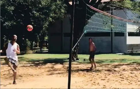  ?? TWITTER ?? Con el balón Ronaldinho Gaúcho ha practicado el fut-vóley dentro del centro policial especial en el que lleva preso desde principios de marzo