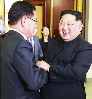  ?? DR ?? Kim Jong-un e homólogo Moon Jae-in momento depois do final do encontro em Pyongyang