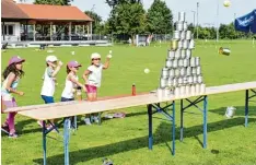  ?? Foto: Walter Trettwer ?? Gut gezielt ist halb gewonnen! Viel Vergnügen hatten die Gablinger Ferienkind­er beim Dosenwerfe­n.