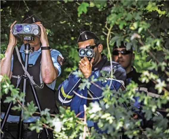  ??  ?? Agenti della polizia stradale francese impegnati in un corso durante il quale imparano ad utilizzare nuovi strumenti per la rilevazion­e della velocità