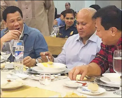  ??  ?? President Duterte and Speaker Pantaleon Alvarez join Director General Ronald dela Rosa during the PNP chief’s belated birthday celebratio­n at Camp Crame last night. Dela Rosa turned 55 last Saturday.