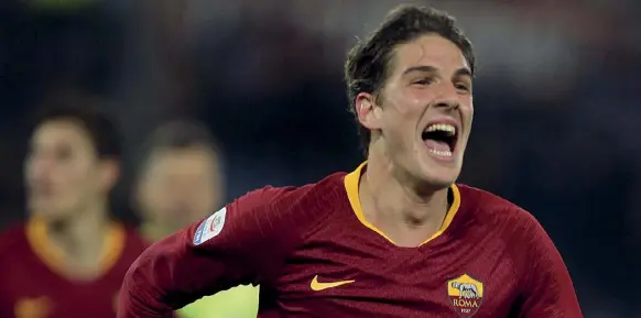  ??  ?? Talento Nella foto in alto Nicolò Zaniolo, 19 anni, nuovo astro gialloross­o, cresciuto nelle giovanili dell’Entella