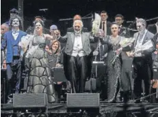  ??  ?? ► El tenor cerró el concierto con todos sus invitados en el escenario.