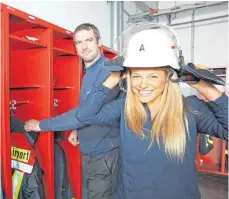  ?? FOTO: MATTHIAS BECKER ?? „Jobhopperi­n“Annabelle Klage hat bei der Flughafen-Feuerwehr des Allgäu Airports mit ihrer Mission begonnen. Im Hintergrun­d Stefan Hauber, Einsatzlei­ter vom Dienst.