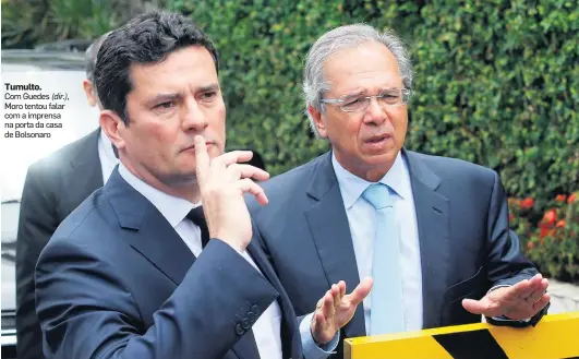  ?? WILTON JUNIOR/ESTADÃO ?? Tumulto. Com Guedes (dir.), Moro tentou falar com a imprensa na porta da casa de Bolsonaro