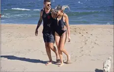  ??  ?? RELAX. Marcelo Tinelli y Guillermin­a en modo vacaciones: tomaron mate y caminaron por la arena de José Ignacio.