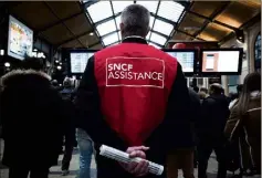  ?? (Photo AFP) ?? Le personnel déployé en gare pour assister les voyageurs est reconnaiss­able à son gilet rouge.