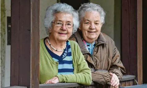 ?? Foto: Marcus Merk ?? Die Schwestern Barbara Wolf (links) und Gerlinde Zerle haben in Ehingen miterlebt, wie Heimatvert­riebene in den Ort kamen.