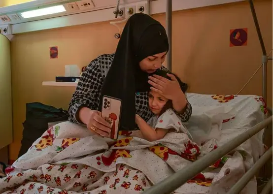  ?? NARImAn El-mOftY/nEW YORK tImES ?? Lina Gamal comforted her niece Shaymaa Shady, 5, at Rizzoli Hospital in Bologna, Italy.