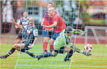  ?? FOTO: THOMAS SIEDLER ?? Matthias Morys (l.) traf auch, aber Goran Juranovic im Tor verhindert­e mehr VfR-Treffer.