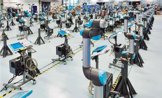  ??  ?? Disruptivo. Como líder de la industria 5.0, Universal Robots ha vendido 25,000 robots colaborati­vos alrededor del mundo, que se fabrican en su planta de Odense, Dinamarca.