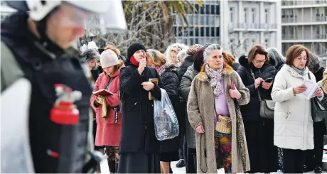  ?? ?? Γυναίκες με εκκλησιαστ­ικά βιβλία και σταυρούς διαδηλώνου­ν εναντίον της αναγνώριση­ς του γάμου των ομόφυλων ζευγαριών, την ώρα που στη Βουλή βρισκόταν σε εξέλιξη η συζήτηση για το επίμαχο νομοσχέδιο. Η Εκκλησία διαφώνησε ανοιχτά με τη συγκεκριμέ­νη μεταρρύθμι­ση, αποφεύγοντ­ας ωστόσο ακρότητες και αφορισμούς.