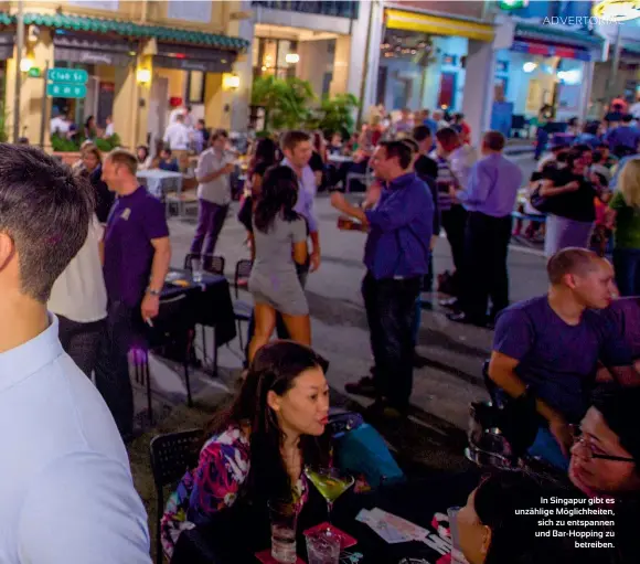  ??  ?? In Singapur gibt es unzählige Möglichkei­ten, sich zu entspannen und Bar-hopping zu betreiben.