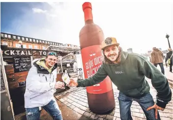  ?? RP-FOTO: ANDREAS ENDERMANN ?? Ein Frühlingsw­ochenende steht bevor – und die Düsseldorf­er Gastronome­n bieten Essen und Getränke zum Mitnehmen, so auch Patrick Ogiermann (l.) und Mike Naseband.