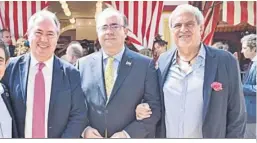  ?? . ?? Juan Espadas, senador por el PSOE, posa junto al periodista Carlos Navarro Antolín y Javier Aroca, antiguo dirigente del Partido Andalucist­a.