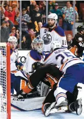  ??  ?? On voit Ryan Kesler (à genoux) retenir la jambière du gardien Cam Talbot juste avant le but égalisateu­r de Rickard Rakell, à 15 secondes de la fin de la troisième période.