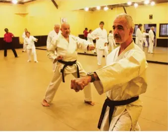  ??  ?? Frédéric Juge, professeur de karaté, dispense des séances de sport-santé au Karaté club du Mantois.