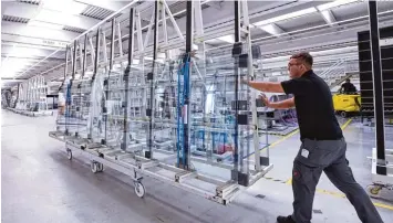  ?? Foto: Marcus Merk ?? Für Sedak arbeiten rund 160 Menschen. Die Gersthofer Firma ist ein Spezialist, wenn es um das Thema Glas für Fassaden geht. Schon bald will sie die größten Scheiben der Welt herstellen.