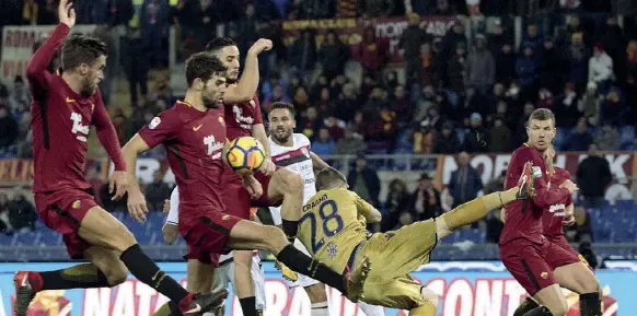  ??  ?? Al fotofinish Il gol di Fazio al 94’, sabato scorso, che ha permesso ai gialloross­i di battere il Cagliari e di salire a 38 punti in classifica