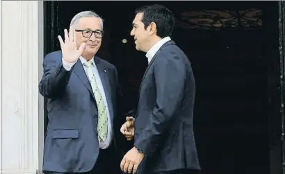  ?? ALKIS KONSTANTIN­IDIS / REUTERS / ARCHIVO ?? El president de la Comissió, Jean-Claude Juncker, amb el premier grec, Alexis Tsipras, a Atenes