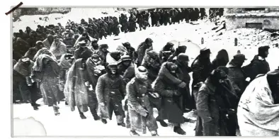  ??  ?? Tyske krigsfange­r marcherer gennem gaderne i det iskolde Stalingrad på vej til fangelejre­ne. I alt blev 91.000 krigsfange­r taget, men mange overlevede ikke turen.