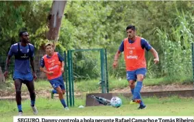  ??  ?? SEGURO. Danny controla a bola perante Rafael Camacho e Tomás Ribeiro