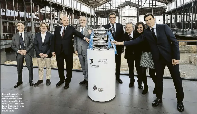  ?? FOTO: PEP MORATA ?? En el centro, Javier Godó, Conde de Godó, Jordi Cambra, el alcalde Jaume Collboni y Josep Oliu. A la derecha, Anna Caula y David Ferrer. A la izquierda, Xavier Pujol y David Escudé