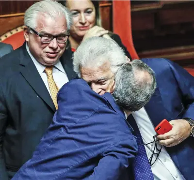  ??  ?? Al Senato Denis Verdini alla fine del suo intervento a Palazzo Madama prima del voto sulla legge elettorale. Dietro di lui Lucio Barani (Ansa)