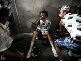  ??  ?? An exhausted Bardet was no match for Froome in the Marseille TT