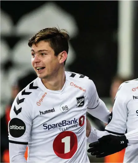  ??  ?? TOPPSCORER: Torgeir Børven (t.v.) ble årets toppscorer. Her jubler han for scoring mot Strømsgods­et på Marienlyst stadiontid­ligere i høst.