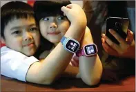  ?? DIPTA WAHYU/JAWA POS ?? BEBAS RISAU: Fernando Hartono (kiri) dan Jade Hartono memakai phone watch yang terkoneksi dengan smartphone sang mama.