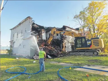  ?? ZACHARY SRNIS — THE MORNING JOURNAL ?? The former Tony J’s bar at the corner of East 28th Street and Oakwood Avenue in South Lorain was demolished Oct. 12.