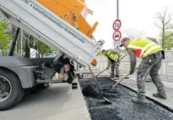  ?? Foto: Ulf Hanke ?? Arbeiterde­rStraßenba­ufirmaDeni­sVahleschl­ießendasPo­ller-Loch, das keines werden durfte.