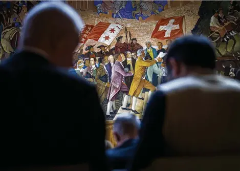  ?? (SION, 25 AVRIL 2023/VALENTIN FLAURAUD/KEYSTONE) ?? Dernière séance plénière de la Constituan­te devant la fresque d’Ernest Bieler montrant l’entrée du Valais dans la Confédérat­ion.
