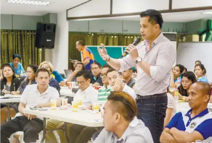  ?? SUNSTAR FOTO / ARNI ACLAO ?? BRIEFING. Glenn Soco, chairman of the Regional Developmen­t Council 7’s Infrastruc­ture Developmen­t Committee, speaks during the stakeholde­rs meeting called by the Department of Public Works and Highways for the underpass project in Mandaue City.