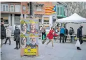  ?? FOTO: EMILIO
MORENATTI/AP/DPA ?? Fußgänger gehen in Barcelona an Wahlplakat­en mit Porträts der Kandidaten für die Regionalwa­hlen vorbei, die am Sonntag in der spanischen Konfliktre­gion Katalonien stattfinde­t.