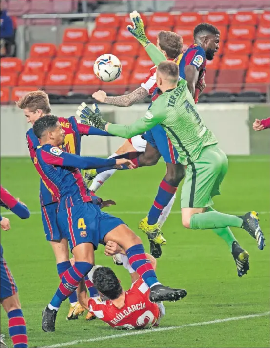  ??  ?? Ter Stegen sale a despejar un balón ante Umtiti con Raúl García en el suelo en presencia de Araújo y De Jong.