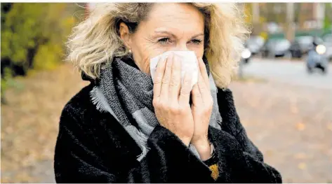  ?? FOTO: CHRISTIN KLOSE/DPA ?? Im Lockdown ein seltenes Bild: Menschen mit Erkältunge­n. Jetzt haben die Erkrankung­en im Saarland deutlich zugenommen.